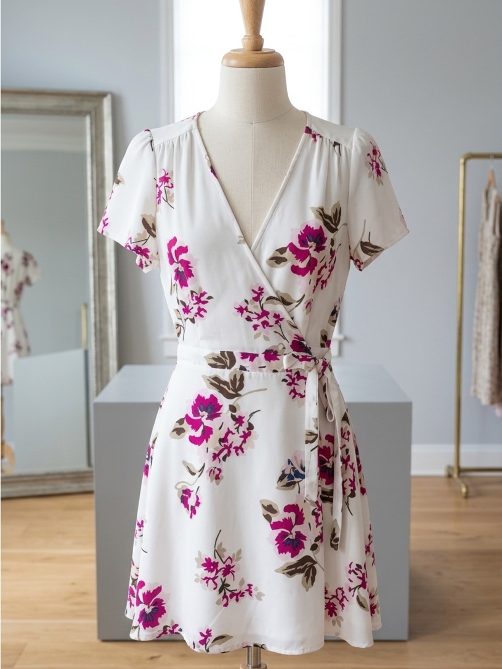 Dynamite| Feminine White Short Sleeve Wrap Dress w/Fuchsia Floral Print Sz M - Picture 1 of 8